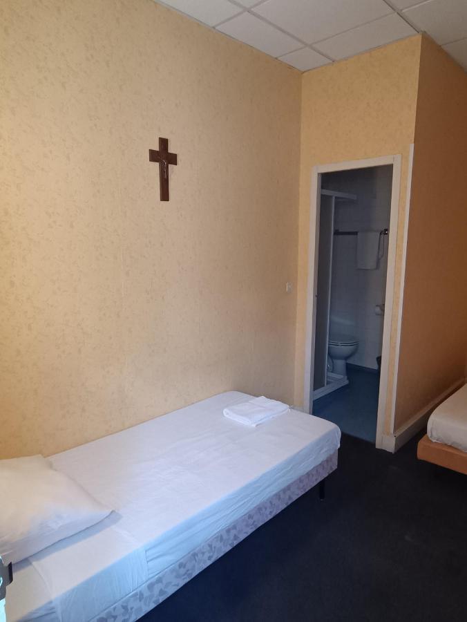 Chambre Chez Marie Et Didier 1 Minute A Pied Du Sanctuaire De Lourdes Exterior photo